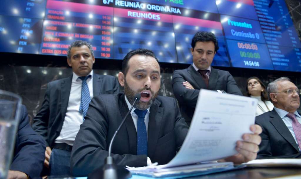 Primeiro secretário da ALMG, deputado Ulysses Gomes (PT), faz a leitura do parecer (Sarah Torres/ALMG)