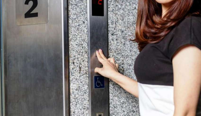 Ascensorista de elevador denuncia síndico de condomínio por assédio sexual e moral Ascensorista de elevador denuncia síndico de condomínio por assédio sexual e moral