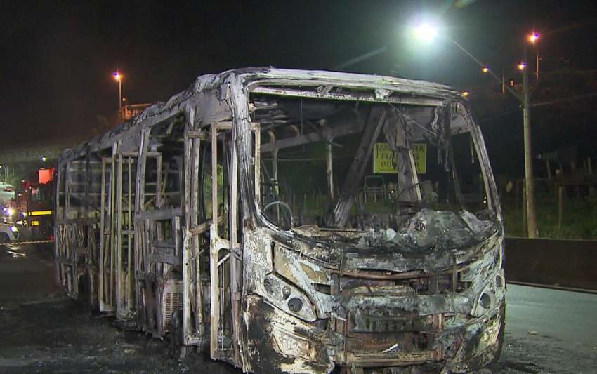 Criminosos incendeiam ônibus na Via Expressa Minas já registra 113 ataques