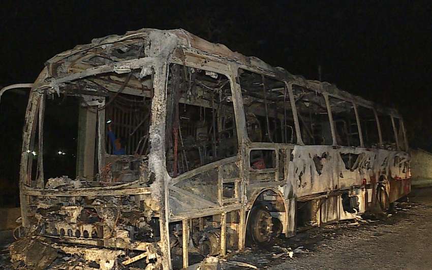 Criminosos incendeiam ônibus e pedem melhorias em penitenciária vamos