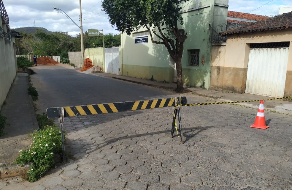 Carro Cai De Passarela E Despenca De Altura De 10 Metros Em Minas