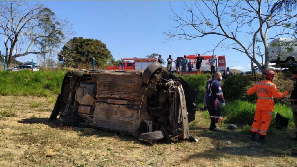 Carro Capota Em Rodovia De Minas Gerais E Motorista Morre