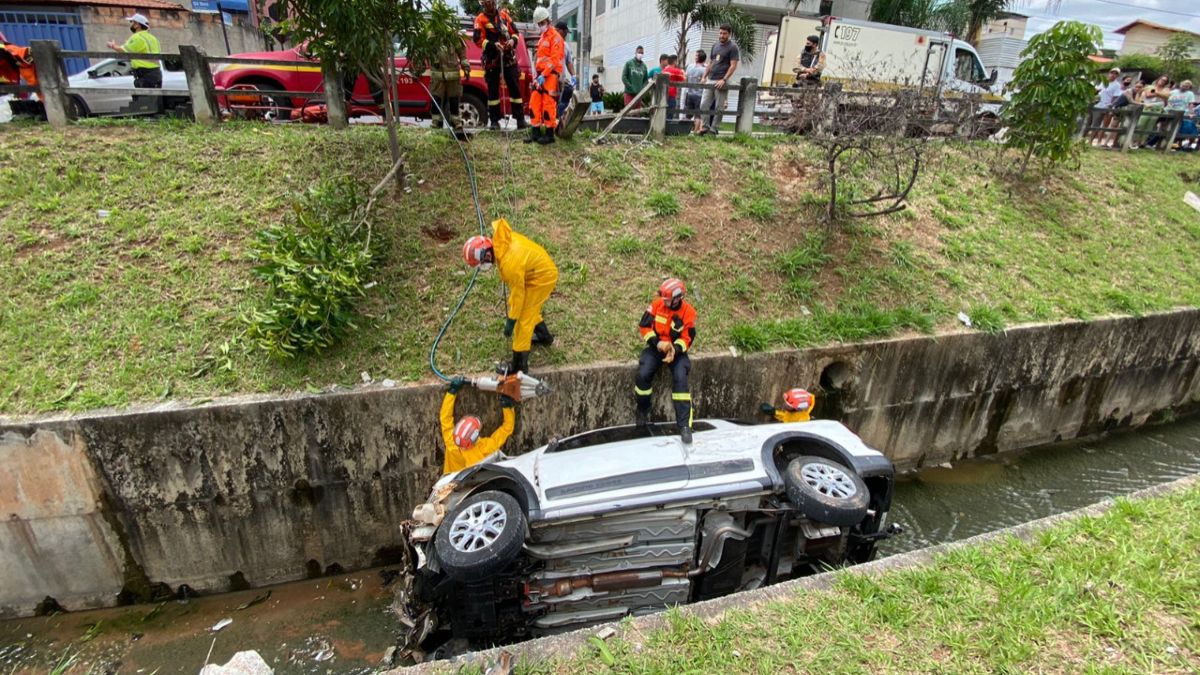 Motorista morre após carro cair dentro de córrego em Contagem