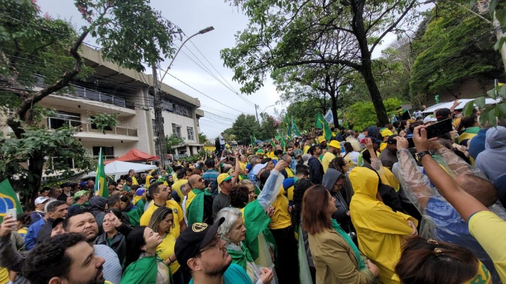 Bolsonaristas não aceitam derrota e fazem protesto em BH