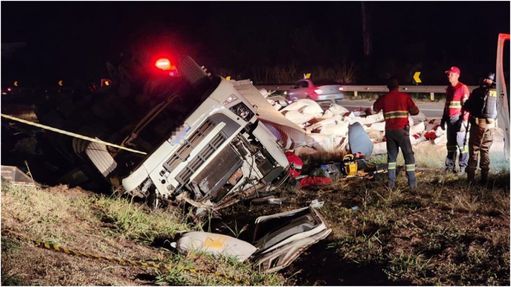 Motorista Morre Em Tombamento De Carreta Na BR 262