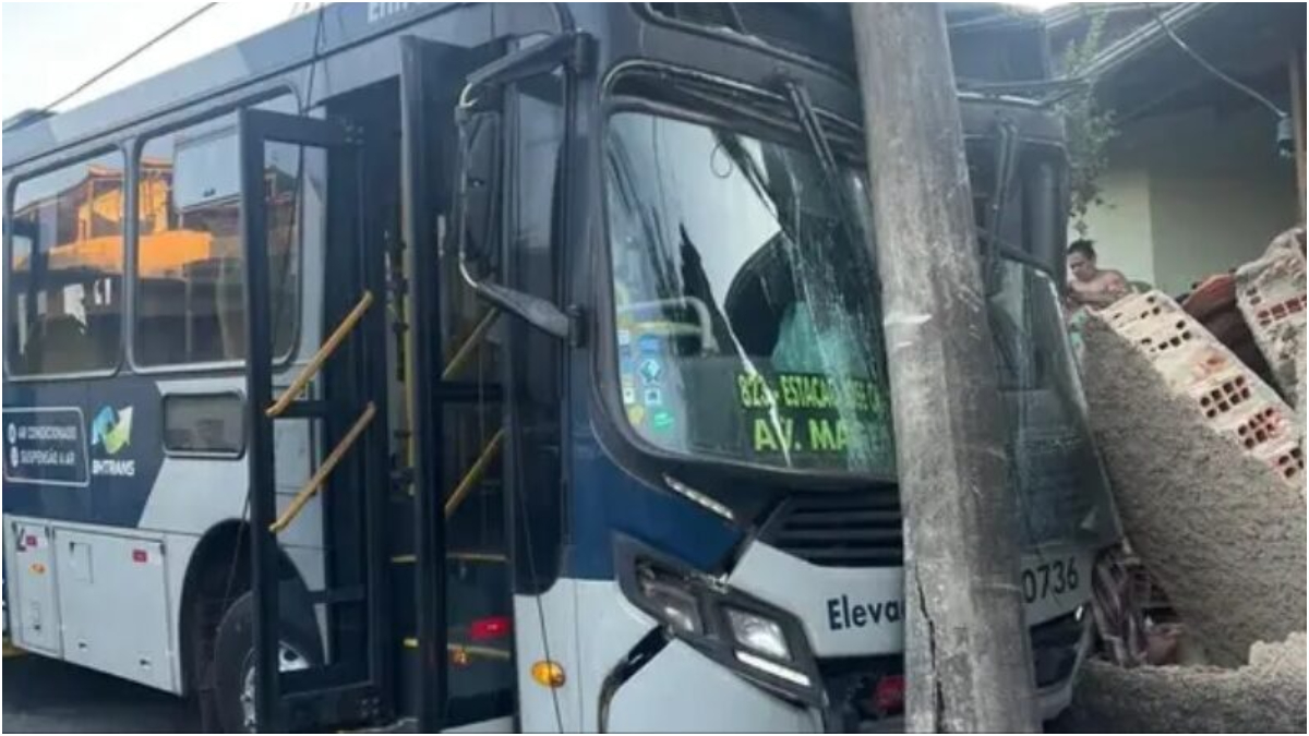 Nibus Perde Freio Bate Em Poste E Invade Casa Em Bh