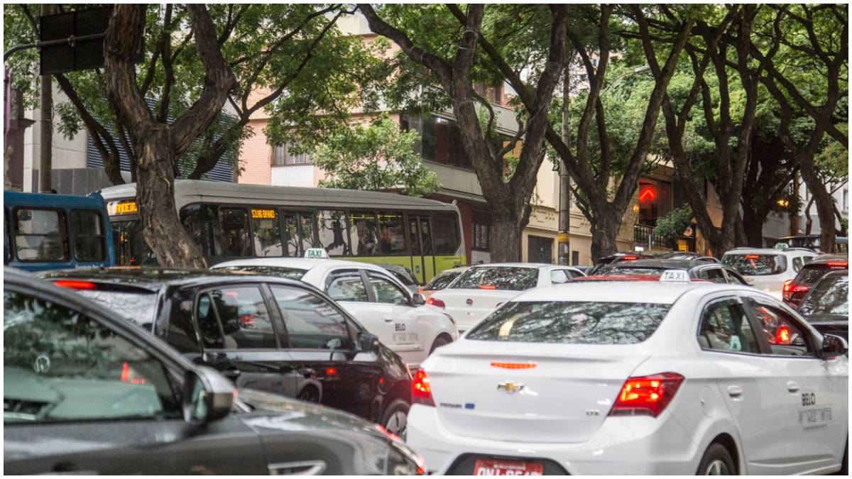 Motorista Pede Socorro Usando Pisca Alerta Em BH