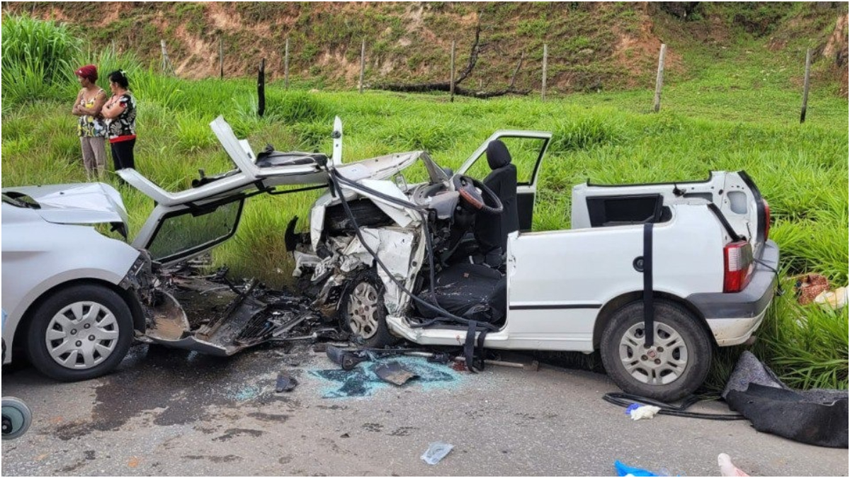 Carros ficam destruídos em acidente dois feridos