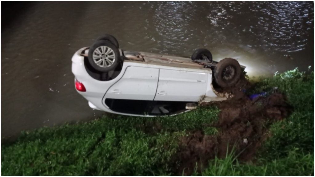 Carro Capota E Cai Dentro De Rio No Sul De Minas Gerais