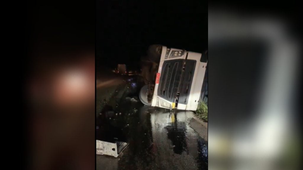 Carreta tomba e interdita trânsito na BR 381