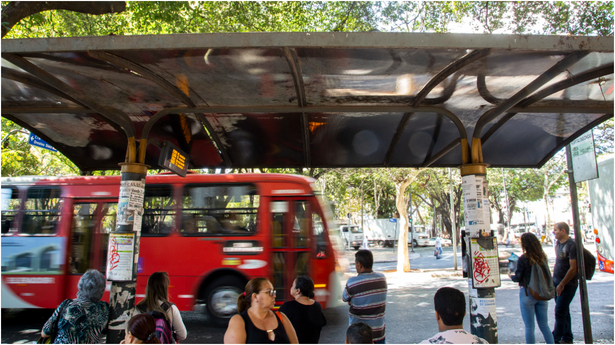 Homem atira pedra em ônibus que não parou por estar lotado em Ribeirão