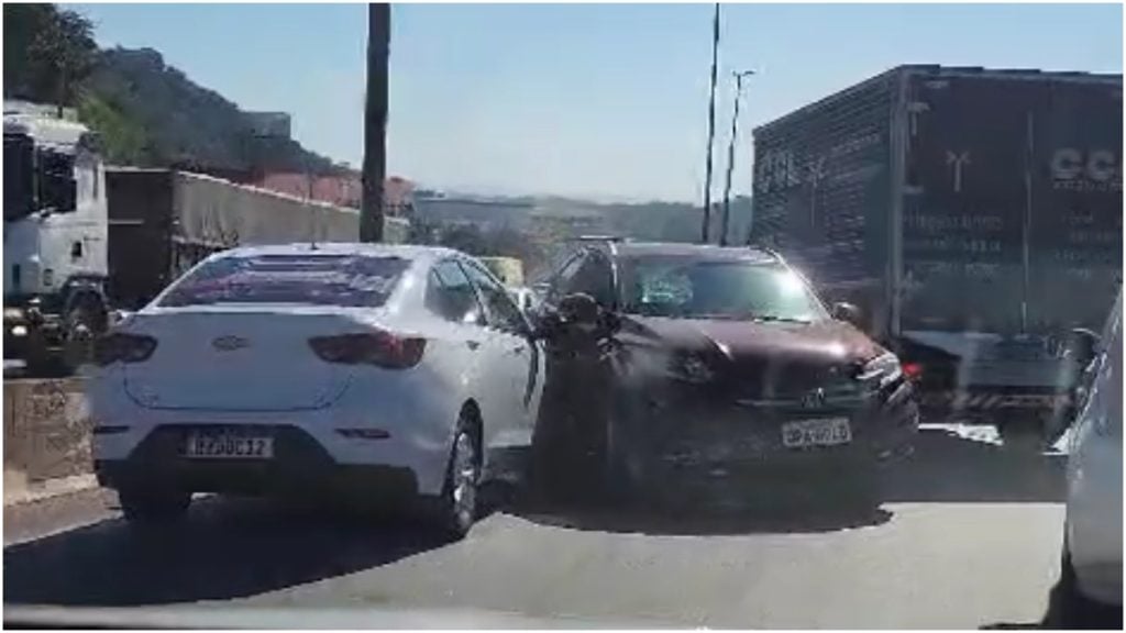 Batida entre carros complica trânsito no Anel Rodoviário de BH