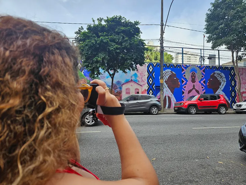 Documentação visual do roteiro - participante fotografa arte urbana relacionada à história negra