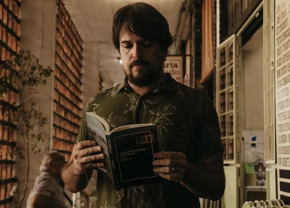 Rafael pesquisando histórias literárias de Belo Horizonte em arquivo pessoal