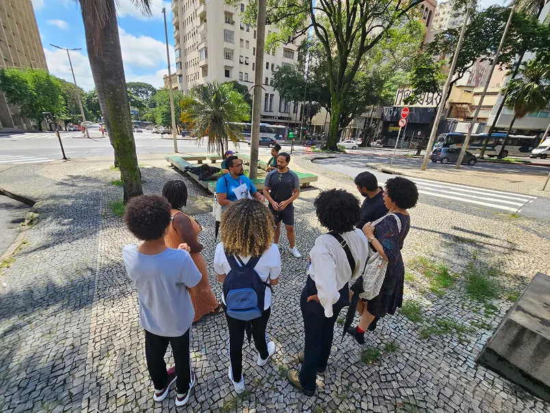 Grupo de participantes reunido durante caminhada negra em Belo Horizonte