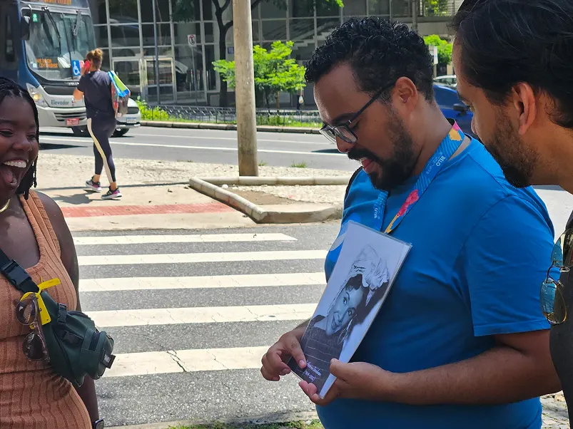 Guilherme Soares Dias compartilhando histórias durante walking tour do Guia Negro