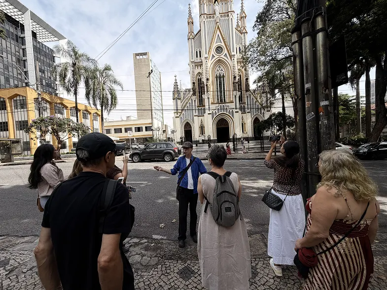 Grupo reunido em frente à Igreja da Boa Viagem durante o tour arquitetônico