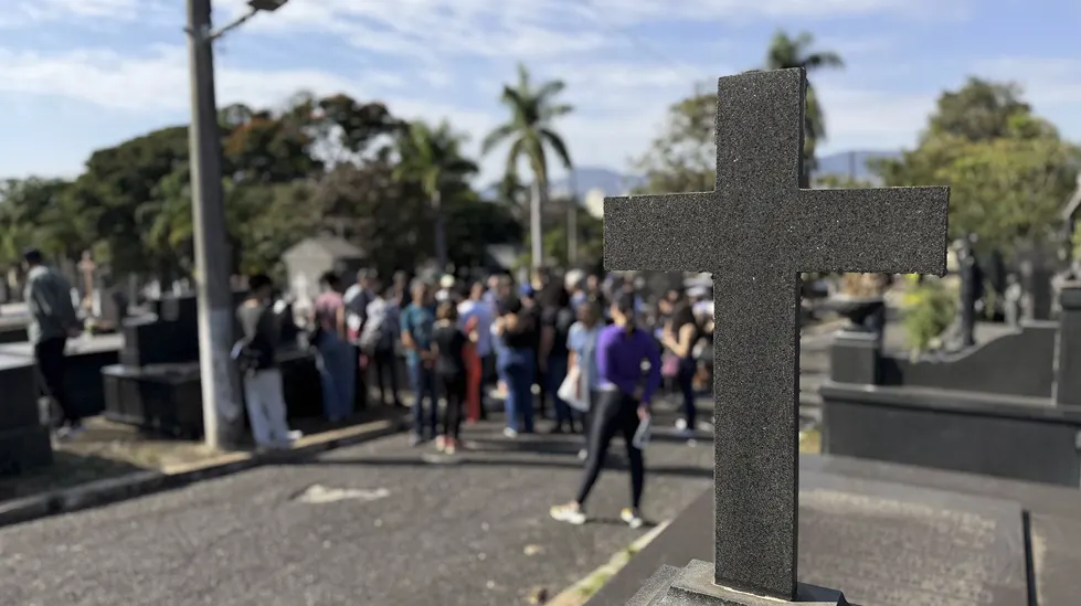 Visitantes durante uma das caminhadas guiadas no Cemitério Bonfim