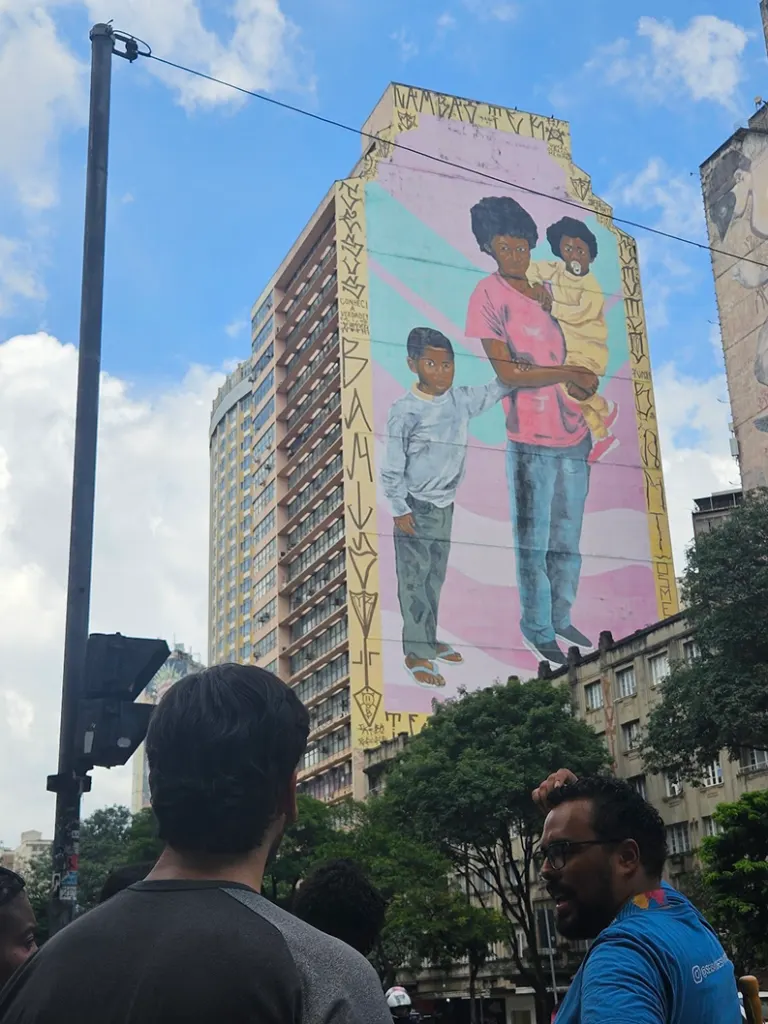 Mural de arte com temática afro-brasileira em BH durante roteiro do Guia Negro
