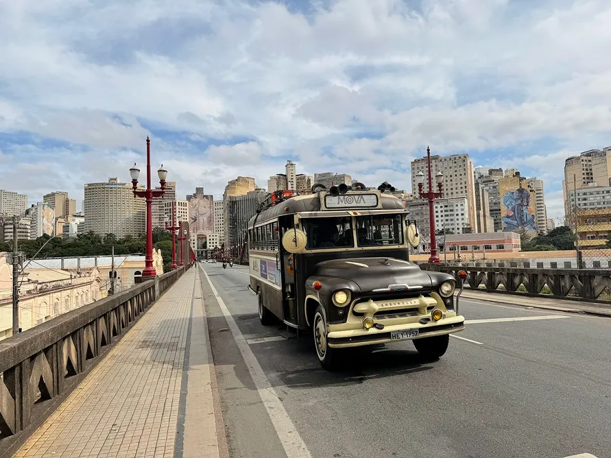 A jardineira histórica atravessando a ponte sobre o rio, parte do itinerário do passeio