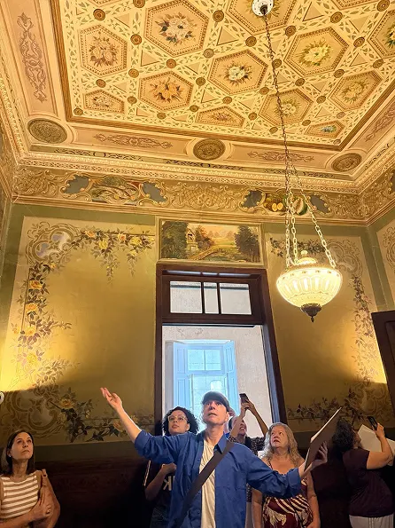 Detalhe do teto decorado em estilo ecletista de um casarão histórico