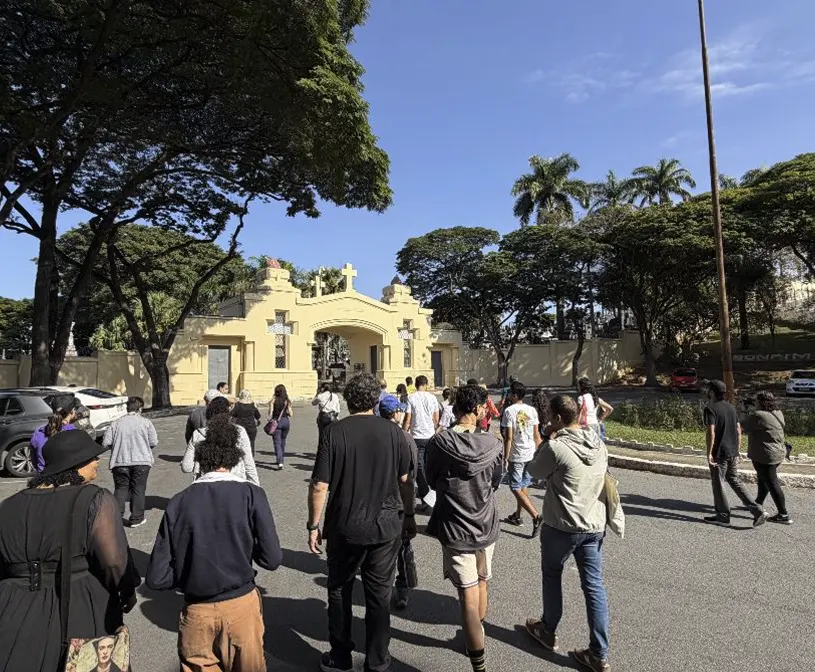Grupo de visitantes em frente à capela histórica do Cemitério Bonfim durante tour