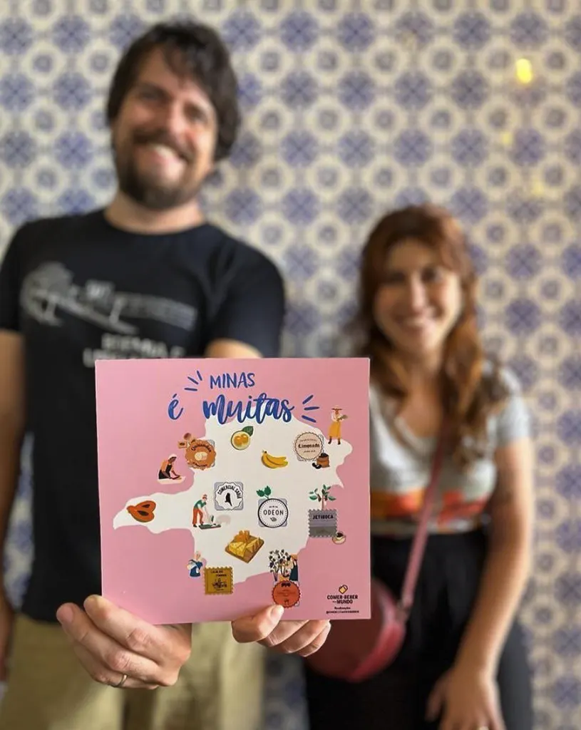 Rafael com a colaboradora apresentando o mapa Minas é Muitas durante o tour