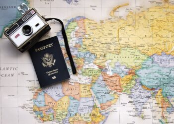 passaporte sobre mapa mundi