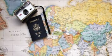 passaporte sobre mapa mundi