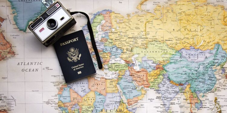 passaporte sobre mapa mundi