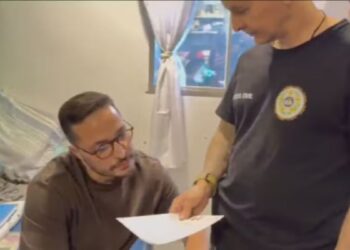 Mãe descobre que médico de filha com câncer era falso após sonda não ser trocada