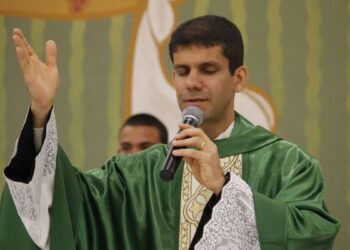 padre excomunhão