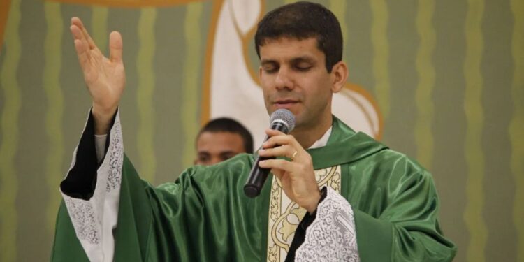 padre excomunhão