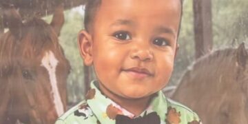 Menino de 2 anos morre após carro invadir calçada e motorista é linchado em Maceió
