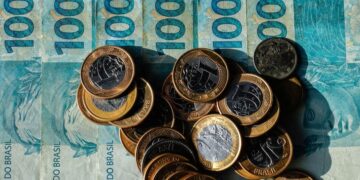 moedas e notas de real