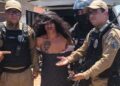 homem preso vestido de mulher