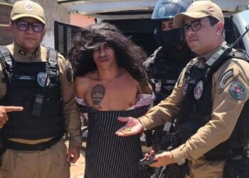 homem preso vestido de mulher