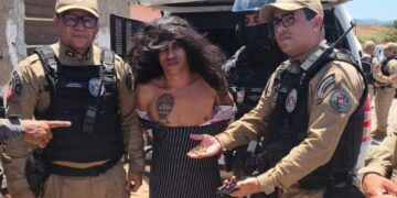 homem preso vestido de mulher