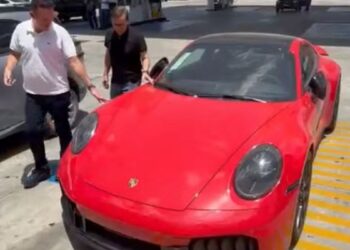 Eleitor de Lula recebe Porsche vermelho de amigo após aposta