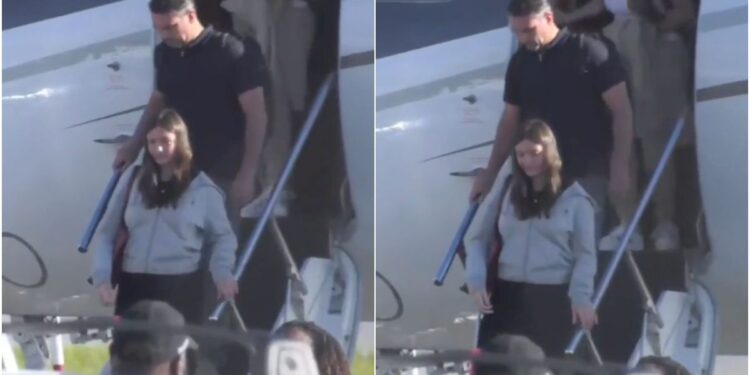 Flávio Bolsonaro desembarca em avião em Miami