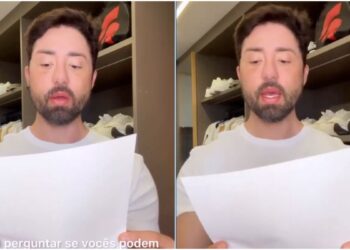 Rico Melquíades de camisa branca lendo uma carta