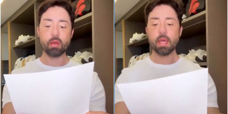 Rico Melquíades de camisa branca lendo uma carta
