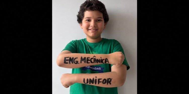 menino aprovado vestibular