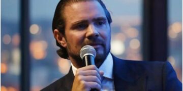 Daniel Vorcaro com microfone em mãos