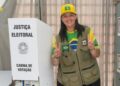 deputada Jessicão ao lado da urna