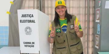 deputada Jessicão ao lado da urna