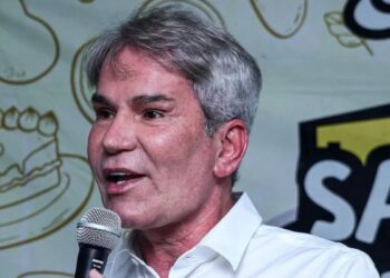 pastor marcio poncio com um microfone em mãos