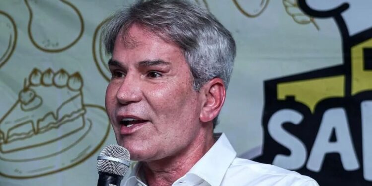 pastor marcio poncio com um microfone em mãos