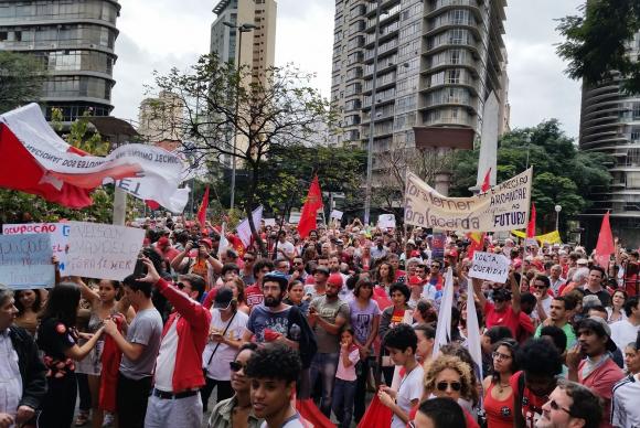 Manifestação a favor da presidenta afastada Dilma Rousseff foi convocada pela Frente Povo Sem Medo e começou na Praça Sete - Léo Rodrigues/Agência Brasil 