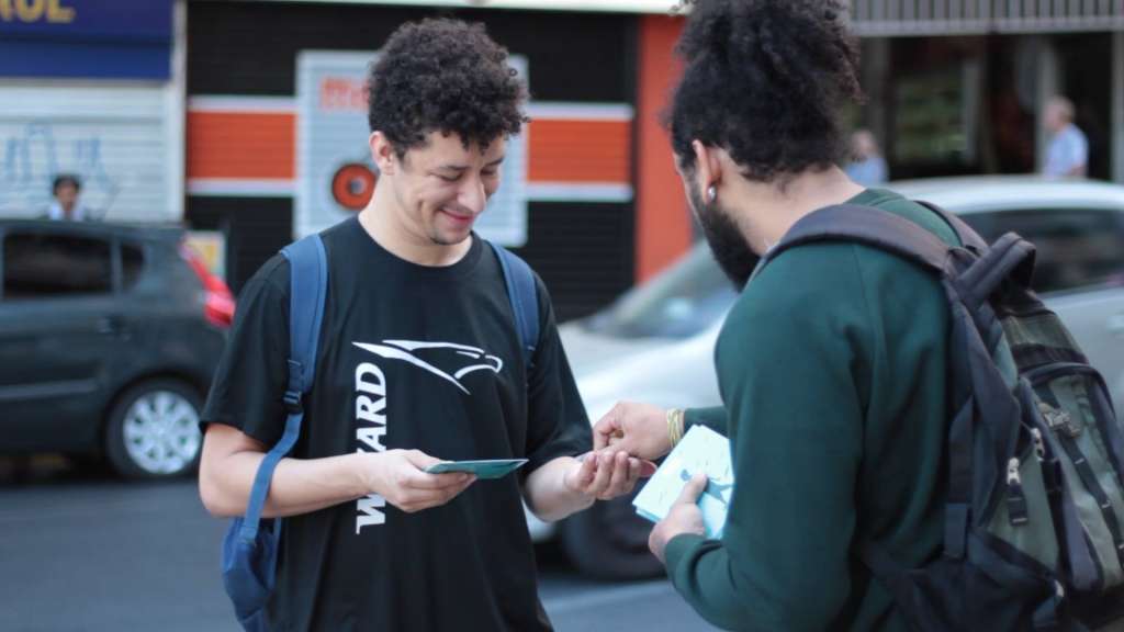 Vinicin vendendo o álbum pelas ruas do Centro de BH